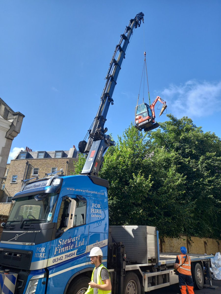 SFinnieLtd's tweet photo. Lifting a digger and materials into a garden with no access for landscaping and well over 25 meters away! give us a call for any of your lifting needs. 
Tel: 01342 714 514
#crane #volvo #hiab #digger #construction https://t.co/f55pY6hDlf