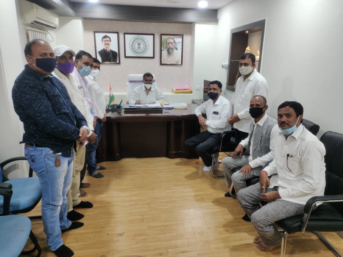 bebidevi_mla's tweet photo. राँची स्थित आवास में गिरीडीह के विधायक श्री सुदिव्य सोनू जी एवं पाराशिक्षक संघ के प्रतिनिधियों के साथ नियमितिकरण की वार्ता सौहार्दपूर्ण एवं सकारात्मक रूप से सम्पन्न हुई । शिघ्र ही झारखण्ड सरकार इस कार्य को निष्पादित करने की ओर अग्रसर है। 
@JmmJharkhand @Jmm_Mahila https://t.co/W2X7qWODvb