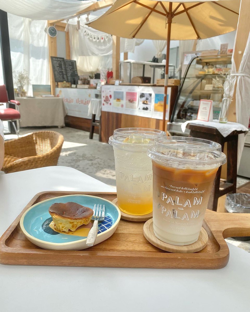 phyunxx's tweet photo. Palam Palam 〰️
📍 Asiatique

Summer vibe มากๆ และแดดแรงมากเท่าที่จะแรงได้ นอกร้านก็คือดีงามเห็นชิงช้าสวรรค์ข้างหลังแล้วยิ่งดี ดูfestiveแบบตะวันตกหน่อยๆ 
เครื่องดื่มโอเค มีชีสเค้กชิ้นปุ๊กปิ๊กเป็น sig dish นั่งชิวๆอ่านหนังสือได้เลย ถ้าไม่ร้อนนะ 
@aroii @Kin24hrs #รีวิวคาเฟ่ https://t.co/db4oHDGCMI