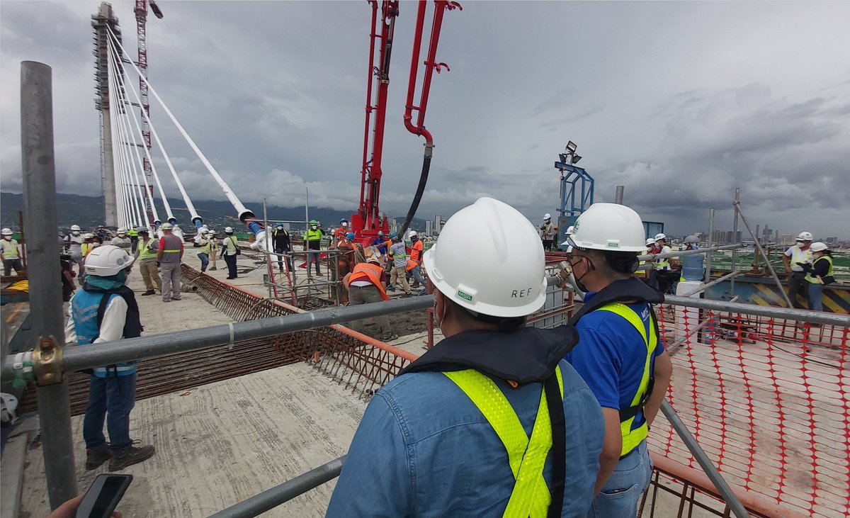 engkanta's tweet photo. Two-meter gap of #CCLEX main deck now closed with this afternoon's concrete pouring.
#Cebu #infrastructure #marvel https://t.co/RSU47RS1by