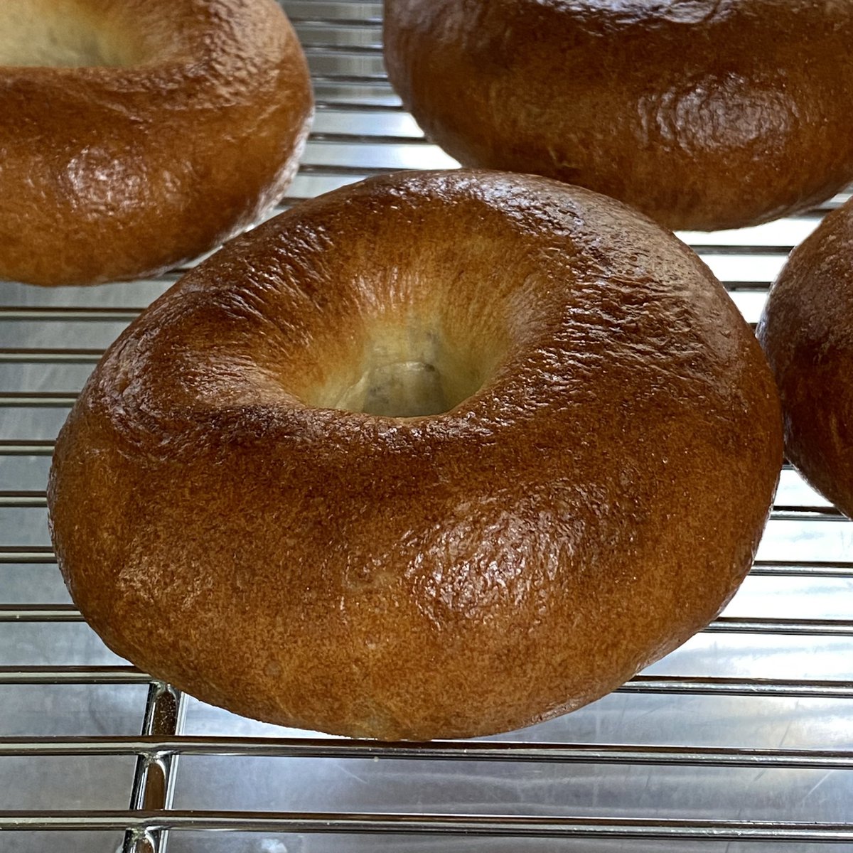 DaintyMonkey's tweet image. #bagels #breadsperiment Divided bagel dough in half after mixing. Half went into the fridge for 22hrs and the rest followed my usual same day bake process. 1st photo is the same day bake. 2nd is the cold bulk batch which, despite me over proving them, turned out well. #edinburgh