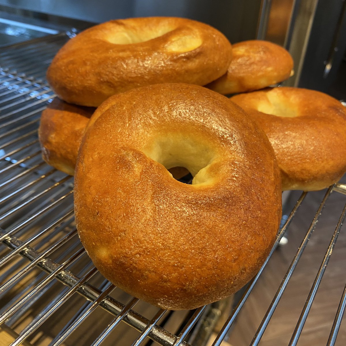 DaintyMonkey's tweet image. #bagels #breadsperiment Divided bagel dough in half after mixing. Half went into the fridge for 22hrs and the rest followed my usual same day bake process. 1st photo is the same day bake. 2nd is the cold bulk batch which, despite me over proving them, turned out well. #edinburgh