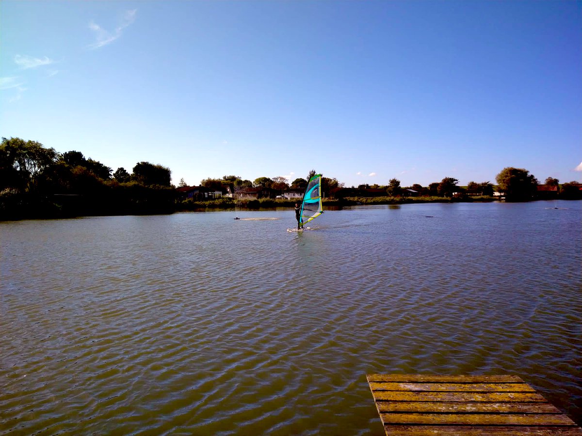 janaw99's tweet photo. Es tut so gut wieder auf dem Brett zu stehen- aber wo ist der Sturm, wenn man ihn braucht? #windsurfing #butjadingen https://t.co/SfjDYMggBK