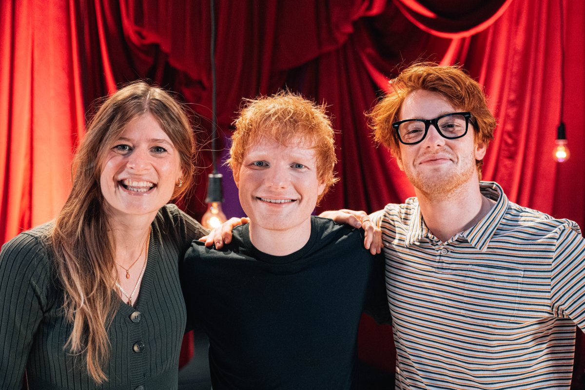 Eva De Roo (@eva_deroo) on Twitter photo Voor de mensen die twijfelen: <a href="/edsheeran/">Ed Sheeran HQ</a> staat in het midden 👨👩👦 En hij speelde gisteren een magische showcase voor <a href="/DeWarmsteWeek/">De Warmste Week</a>! Check alle hoogtepunten hier: bit.ly/EdvoorDWW Voor de mensen die twijfelen: <a href="/edsheeran/">Ed Sheeran HQ</a> staat in het midden 👨👩👦 En hij speelde gisteren een magische showcase voor <a href="/DeWarmsteWeek/">De Warmste Week</a>! Check alle hoogtepunten hier: bit.ly/EdvoorDWW