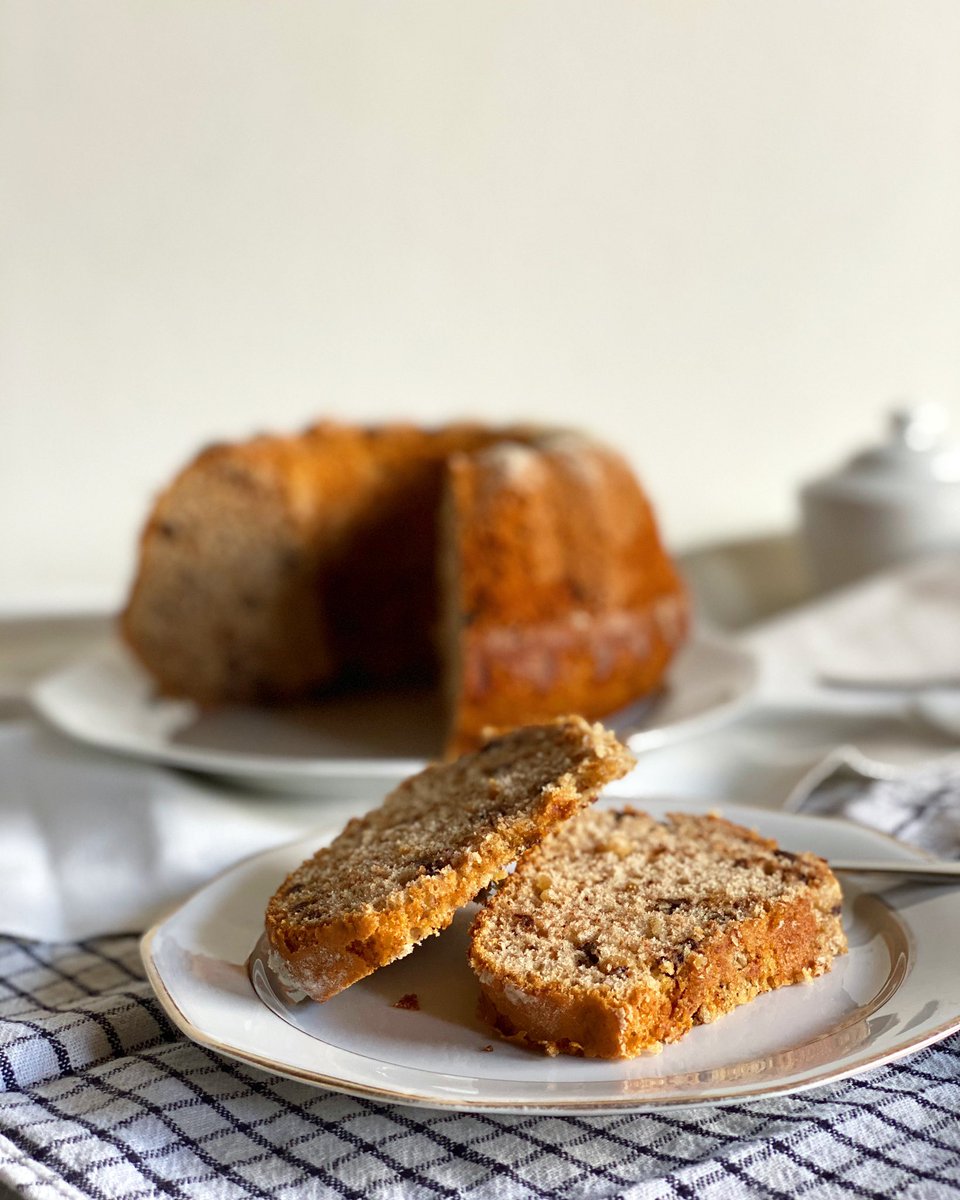 _FoodAddicted's tweet image. Da gustare a colazione, ma ottimo anche per un brunch, il Banana Bread è un dolce morbido a base di polpa di banana e aroma alla cannella. 
La nostra versione ha la forma di ciambella ed è arricchita con gocce di cioccolato e granella di nocciole 
#foodaddicted #bananabread