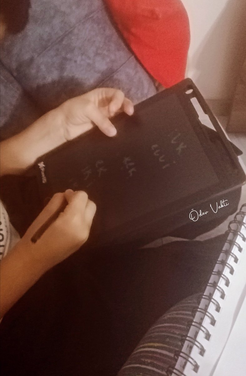 kkivircikhatunn's tweet image. Bir saat kelime okuma çalışması + yazma çalışmaları ve bununla birlikte gelen çıldırma hissiiii 🤦🏻‍♀️ Sınıf öğretmenlerine bolcaaaa sabır diliyorummm 😅 #birincisinif #odev #okumayazma