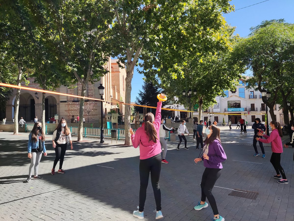 IESPerillan's tweet photo. Actividad multideporte con 3ESO en la calle #campodecriptana #activehackingclm #perillansaludable https://t.co/QBGitItdMZ
