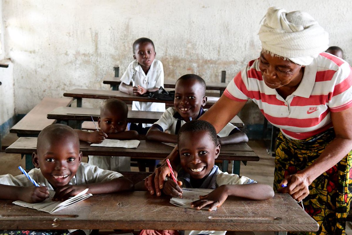 UNICEFDRC's tweet photo. En cette Journée mondiale des Enseignants, rendons hommage à ces héros du quotidien pour leur dévouement et leur passion ! https://t.co/K19DLGYEyx