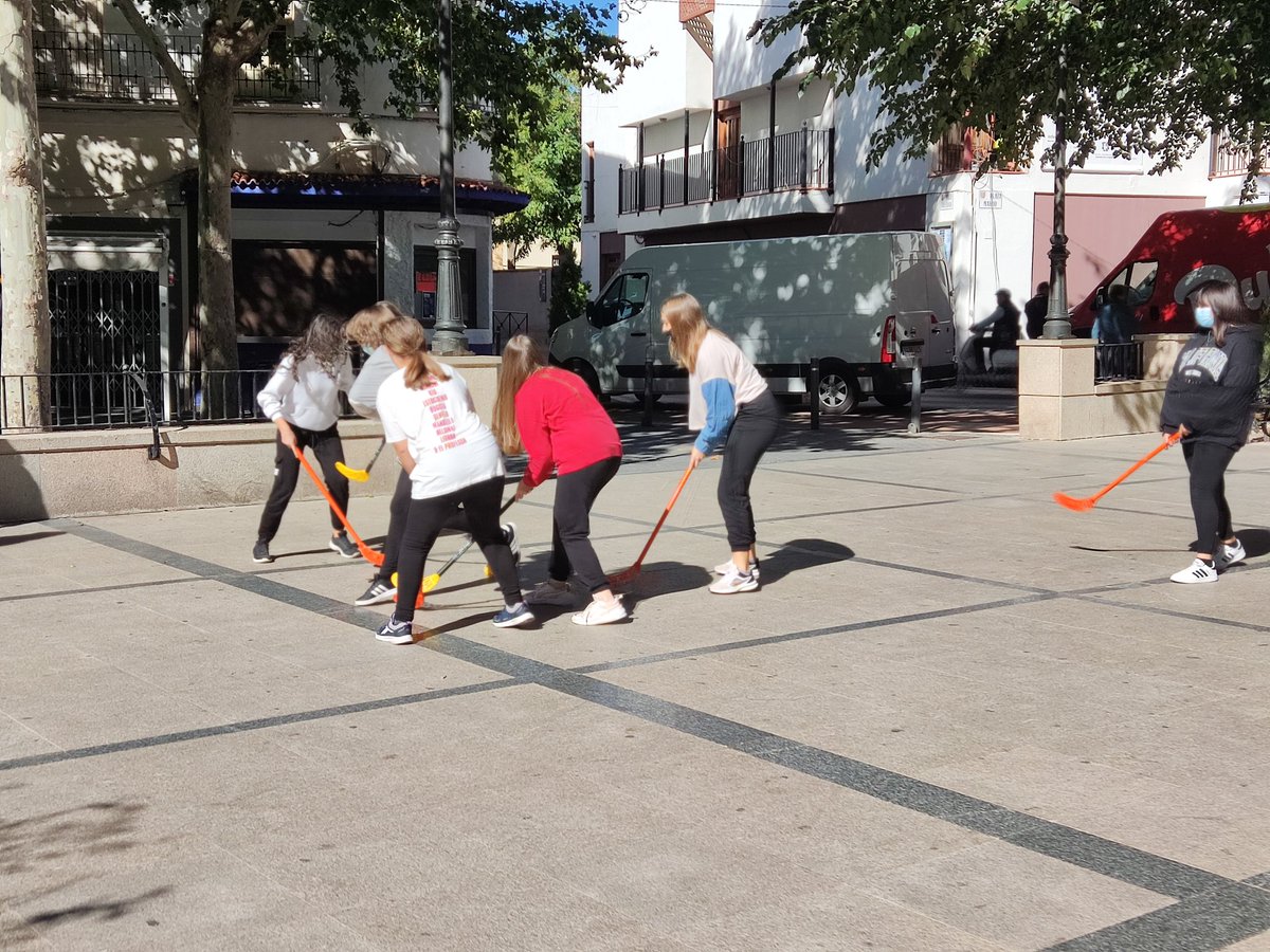 IESPerillan's tweet photo. Actividad multideporte con 3ESO en la calle #campodecriptana #activehackingclm #perillansaludable https://t.co/QBGitItdMZ