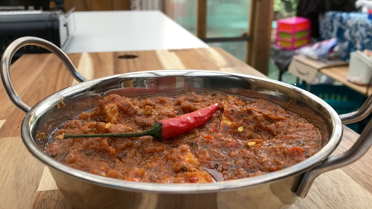 TheCurryKid's tweet photo. it's #nationalcurryweek day 2, the weather is awful so time to heat yourself up from the inside with my fantastic #phall
Base version: https://t.co/z1YdOyb4X8
From scratch: https://t.co/0NnLWjjvHT
#thecurrykid #bir #indianfood #curry https://t.co/3dEyQZx0dI