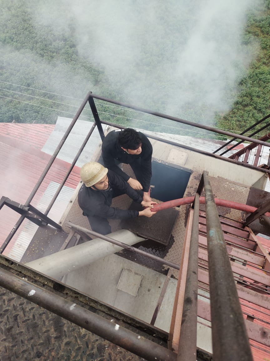 UKFireServices's tweet photo. рдЖрдЬ рд╕реБрдмрд╣ рд░рд╛рдордирдЧрд░ рдХреЗ рдирдпрд╛рдЧрд╛рдВрд╡ рдореЗрдВ рд░рд╛рдЗрд╕ рдорд┐рд▓ рдХреЗ рдмреЙрдпрд▓рд░ рдореЗрдВ рд▓рдЧреА рдЖрдЧ рдХреЛ #Fire_Service #рд░рд╛рдордирдЧрд░ рдХреЗ рдлрд╛рдпрд░ рдлрд╛рдЗрдЯрд░реЛрдВ рджреНрд╡рд╛рд░рд╛ рд╕реВрдЬрдмреВрдЭ рдХрд╛ рдкрд░рд┐рдЪрдп рджреЗрддреЗ рд╣реБрдП рдЖрдЧ рдХреЛ рдЗрд╕ рддрд░рд╣ рд╕реЗ рдмреБрдЭрд╛рдпрд╛ рдЧрдпрд╛ рдХрд┐ рдЖрдЧ рд░рд╛рдЗрд╕ рдорд┐рд▓ рдореЗрдВ рдирд╛ рдлреИрд▓ рдкрд╛рдП, рдлрд╛рдпрд░ рдХрд░реНрдорд┐рдпреЛрдВ рджреНрд╡рд╛рд░рд╛ рдХрдбрд╝реА рдорд╢рдХреНрдХрдд рдХреЗ рдмрд╛рдж рдЖрдЧ рдХреЛ рдкреВрд░реНрдгрд░реВрдк рд╕реЗ рдмреБрдЭрд╛рдпрд╛ рдЧрдпрд╛ред
#UttarakhandPolice https://t.co/vP2sReFuiJ