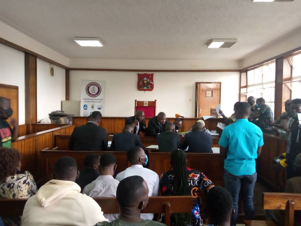 bbstvug's tweet photo. Kkooti ya Buganda Road  ejjudde nebooga nga abantu  balindirira  okuwulira okusaba kw’okweyimirirwa eri  Bannamawulire Kayz, Brain Wakko ne Makko wamu ne ‘Blogger’ Isma Olaxess. Bano ogubavunaanwa gwe gw’okulebula omuyimbi Omulangira  Suuna.#BBSRoundabout https://t.co/jq3v4OTTTQ