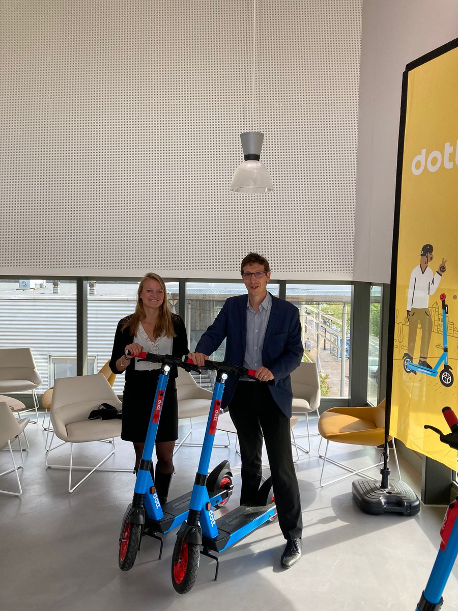 dott_fr's tweet photo. Hello 👋 #Rillieux-la-Pape ! Lancement du service aujourd'hui avec 150 trottinettes et stationnement obligatoire 🛴🙂. Première expérimentation dans la métropole lyonnaise pour un micro-mobilité douce, durable et utile! https://t.co/a0W4IjY39U
