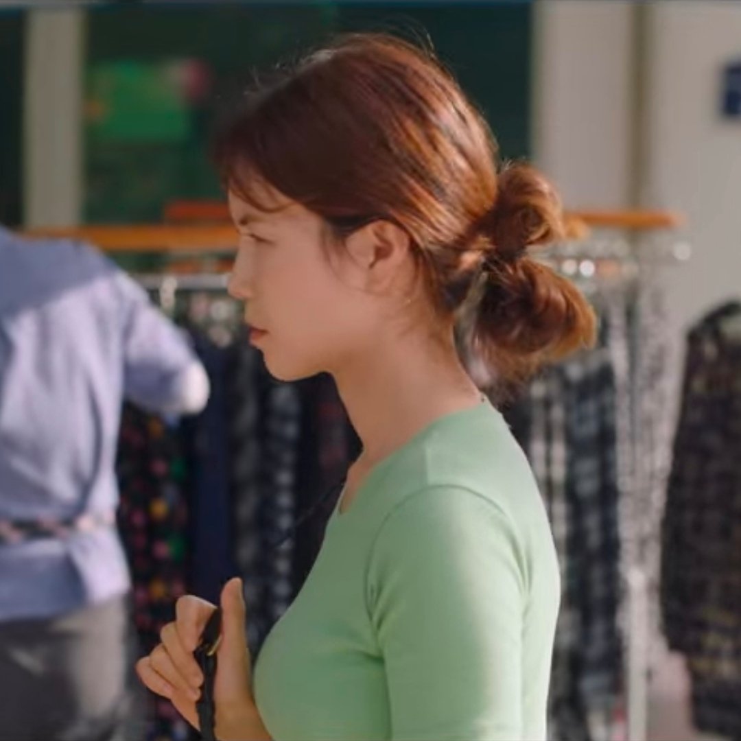 midnight_oat's tweet photo. Creating this thread for Miseon's look/outfits bcs she's just effortlessly attractive. And let me tell you she might look simple, but this woman understands her fit, and has a nice touch of styling😍

P.S. these are low quality ss, cs her movements are swift 😆
#HometownChaChaCha https://t.co/AwLdFUPGUg
