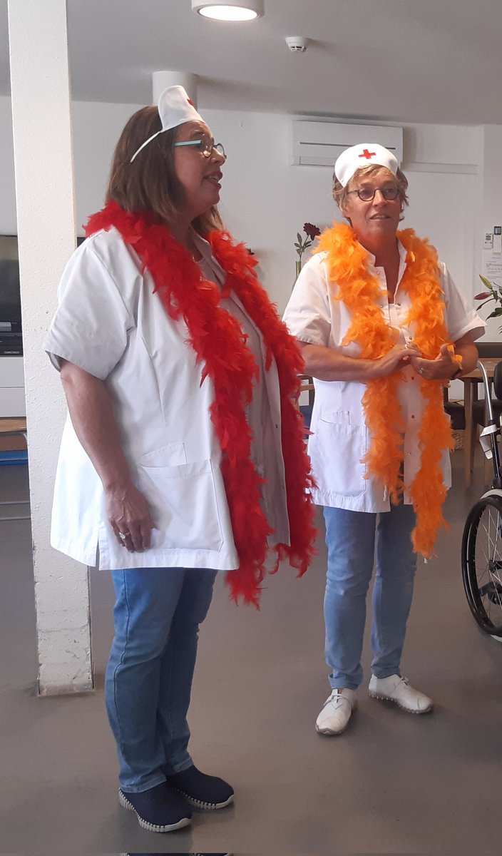 dsMirjam's tweet photo. Op de dag van de leraar zetten wij ons zorgpersoneel in het zonnetje: de Tillies hebben ons geridderd in de orde van het schitterende hart :-D
#DeLinde #LdH https://t.co/3YGBXCh0K3