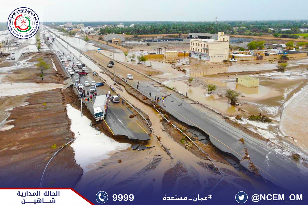 صورة جوية تبين حجم الضرر الحاصل في الشارع العام في احدى ولايات الباطنة ، ووقوف العديد من المركبات والحافلات بجانبه ، وكذلك المنسوب العالي للمياه والبرك المائية 