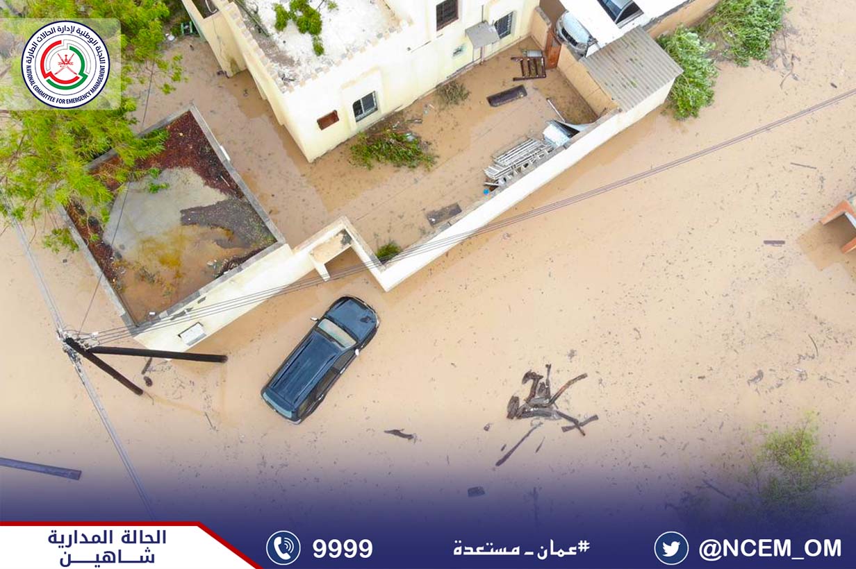 صورة جوية لمنزل قد غمرته المياه وبجانبه مركبة يظهر منه الجزء العلوي فقط 