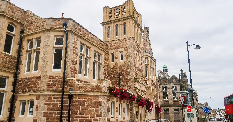 CamborneTC's tweet photo. The Passmore Edwards building looks beautiful in the Autumn! Don't forget the library is inside, stop by to look at the fantastic book selection, and get involved in some of their activities!

#passmoreedwards #library #oldbuilding #camborne #photography https://t.co/nwv5udpaqB