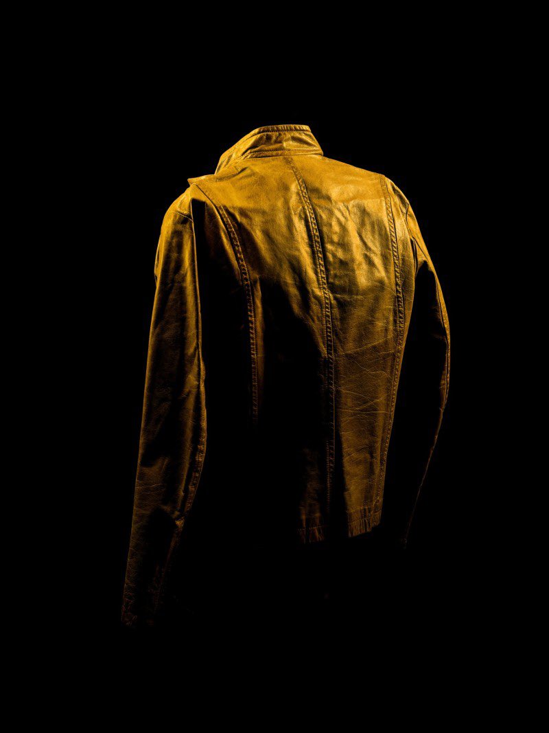 왕가위 감독의 1997년 영화 <해피투게더(춘광사설)>에서 보영 역 장국영이 입은 노란 가죽 자켓도 경매. 소더비에서 추정한 가격은 60만~120만 홍콩...