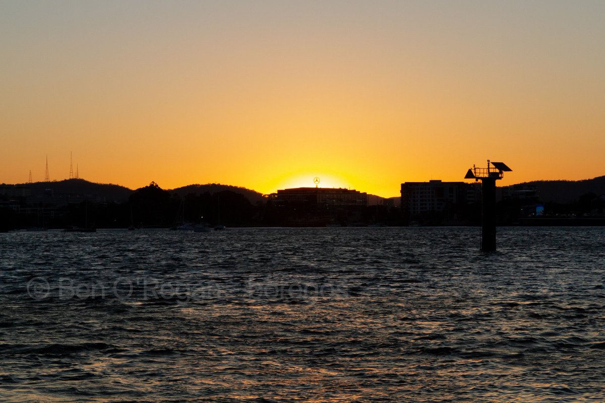 Sunset behind the Mercedes-Benz building on a bend of the Brisbane River, seen from the Lores Bonney Riverwalk in Hamilton.

#brisbane #brisbaneriver #canon #pilotlife #qld #australia #seeaustralia #travel #sunset #viewsofbrisbane