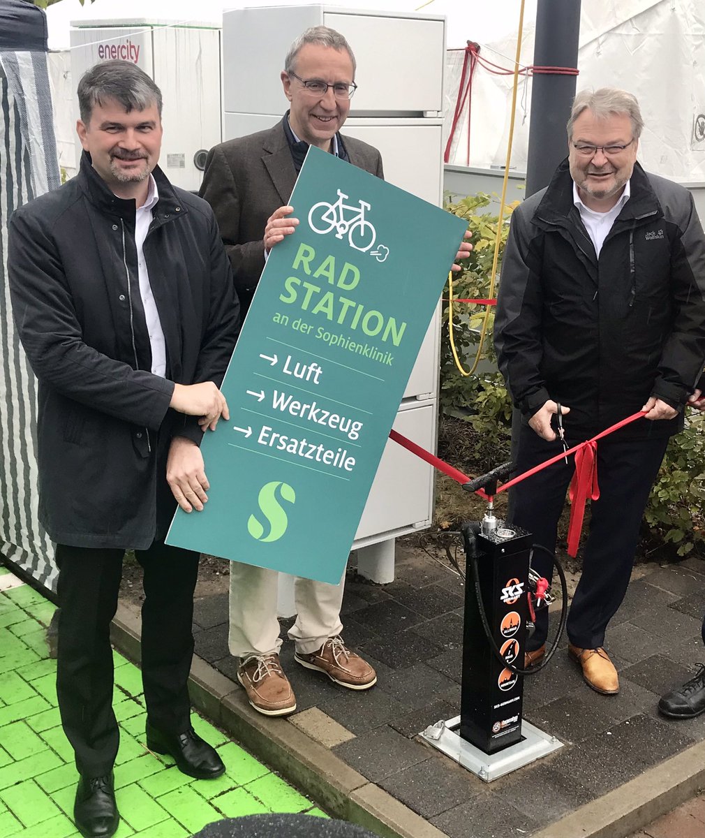 enercity_presse's tweet photo. Mal eben frischen #Gruenstrom zapfen. Dank @enercity können E-Bikefans an der hannoverschen #Sophienklinik schnell und einfach Akkus laden. Enercitys Jan Trense bei der Einweihung: „Wir treiben #Elektromobilitaet auch für Fahrradfans permanent voran.“ #positiveenergie🔋 🚴 ⚡️ 🚲 https://t.co/68SGEdX9Dp
