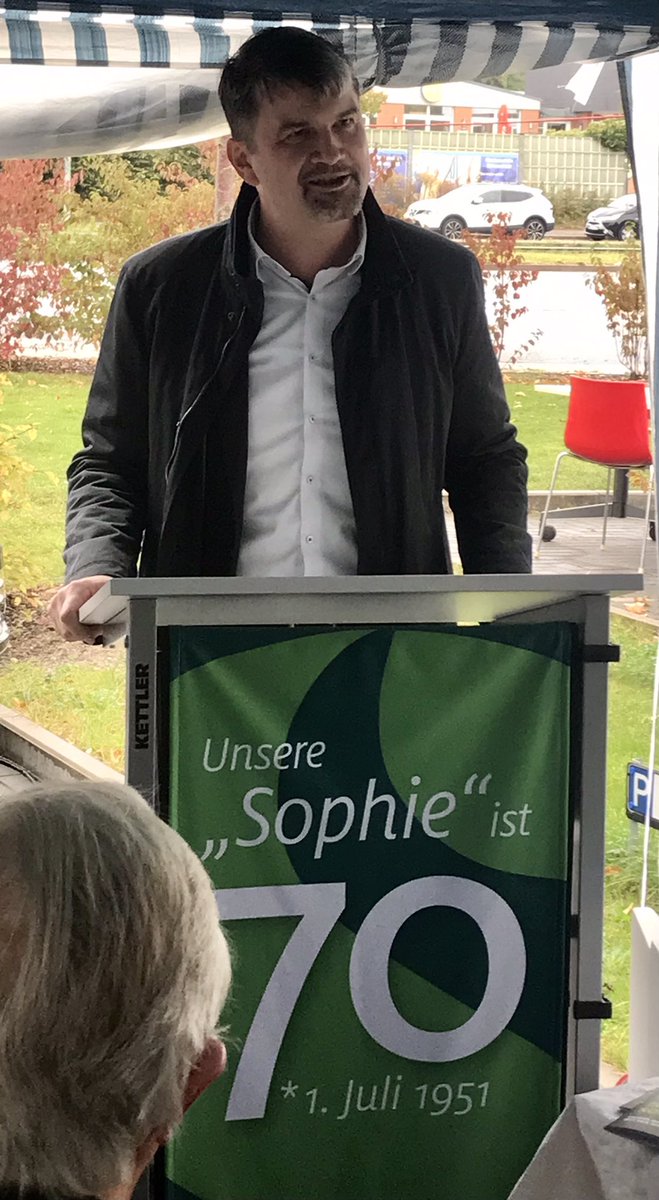 enercity_presse's tweet photo. Mal eben frischen #Gruenstrom zapfen. Dank @enercity können E-Bikefans an der hannoverschen #Sophienklinik schnell und einfach Akkus laden. Enercitys Jan Trense bei der Einweihung: „Wir treiben #Elektromobilitaet auch für Fahrradfans permanent voran.“ #positiveenergie🔋 🚴 ⚡️ 🚲 https://t.co/68SGEdX9Dp