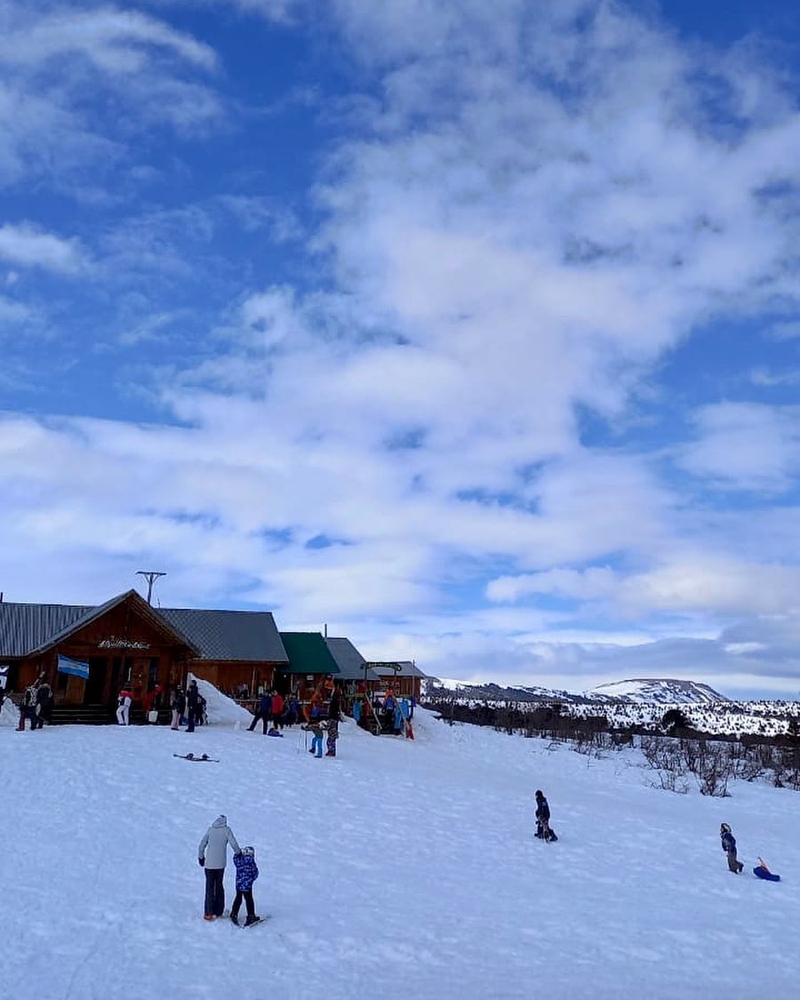 Ruta237Imagenes's tweet photo. Arrancó la última semana de esta temporada. Todavía estas a tiempo de venir a disfrutar de la nieve. Apurateeee 😂
📸 @pela_pehuenia
#ComunidadMapuche #CerroBateaMahuida
#ParqueDeNieve
@pehueniamoquehuetur
@neuquentur
Bateamahuida https://t.co/NCfyzaviod
