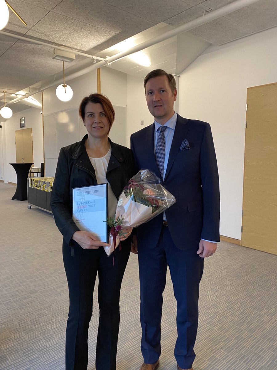 Jaoimme nyt seitsemättä kertaa palkinnon vuoden Business IT -johtajalle. ⁦@tuijasipila⁩ on tehnyt merkittävän uran suomalaisissa yrityksissä. Hän on todellinen kasvujohtaja, joka edelläkävijän tavoin hyödyntää teknologiaa liiketoiminnan kehittämisessä.