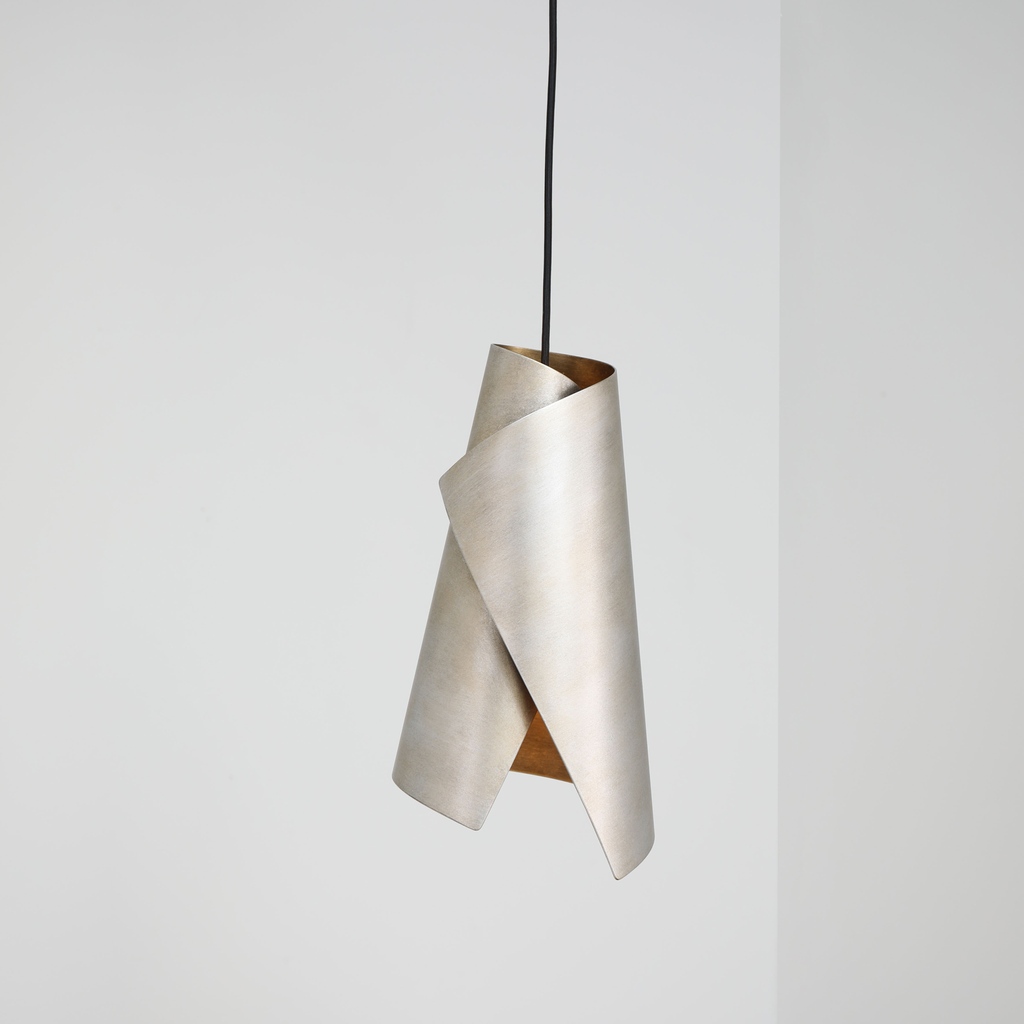 TomFaulkner's tweet photo. Today's journal post takes a look at materiality in form. Here we have a beautiful example in Tom's Hug Pendant, which draws inspiration from the designs of architect, Frank Gehry.
#modernlighting #pendantlight #frankgehry #handmadelight #moderndesign #metallight https://t.co/JqT5liBXBQ