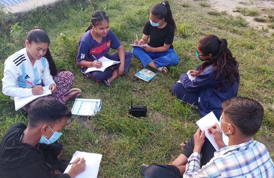 Skolstängningar har slagit hårt mot studenter under #COVID19-pandemin.
– Genom Sidas samarbete med Unesco har elever i världens fattigaste, mest krisdrabbade länder kunnat fortsätta studera med hjälp av radio, säger <a href="/HeReutersward/">Helena Reuterswärd</a>. sida.se/om-sida/pressk… #WorldTeachersDay #SDG4