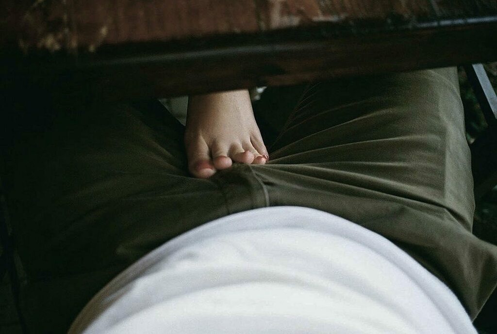 •hard work for Gabrielle & Monsieur•
.
.
📷 Unknown
#frenchphotographer #closeup #rednails #filmphotography #grainisgood #argenticphotography #photocinematic #thefilmcommunity #bestfilmphoto #theoffice #footlovers #feetandlegs #bestfeet instagr.am/p/CUpKQa5gVc4/