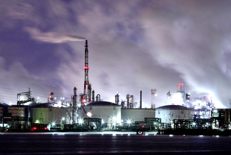 🔥 Fire is one of the greatest risks an oil refinery faces on a day-to-day basis. The KNPC Oil Refinery pictured here is just one of the many oil projects Apreco have supplied our pressure relief vents to. Get in touch with our team via sales@apreco.com #firesuppression