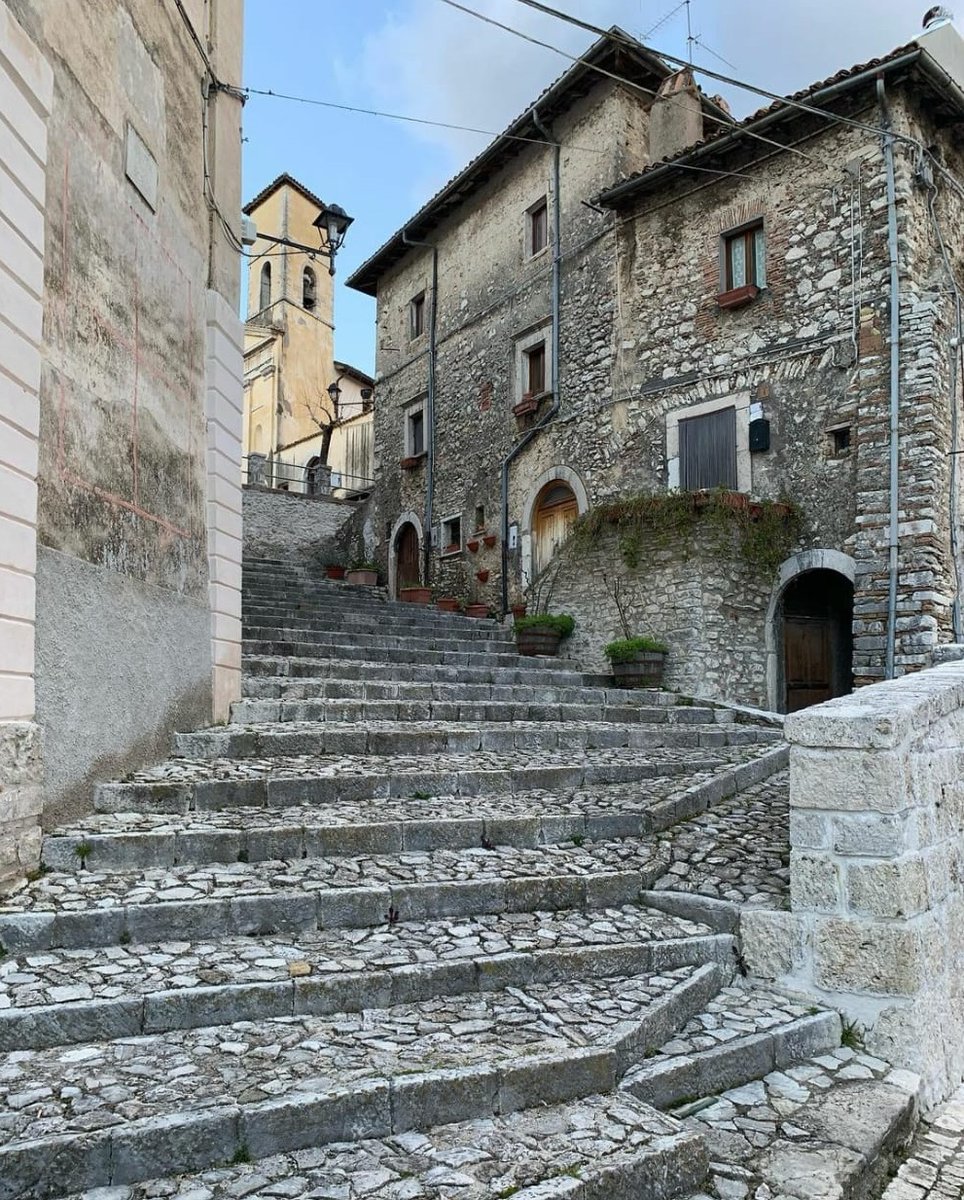 visit_lazio's tweet photo. Nel cuore della sabina si trova il piccolo comune di #Orvinio,  inserito nella lista de I Borghi Piu' Belli D'Italia. 
Il borgo medievale, a cui si accede attraverso il grande arco, conserva ancora oggi il suo antico fascino. 

📸 fotopercaso_nonacaso_giulia 

 #LazioIsMe https://t.co/iCgBG1DDPJ