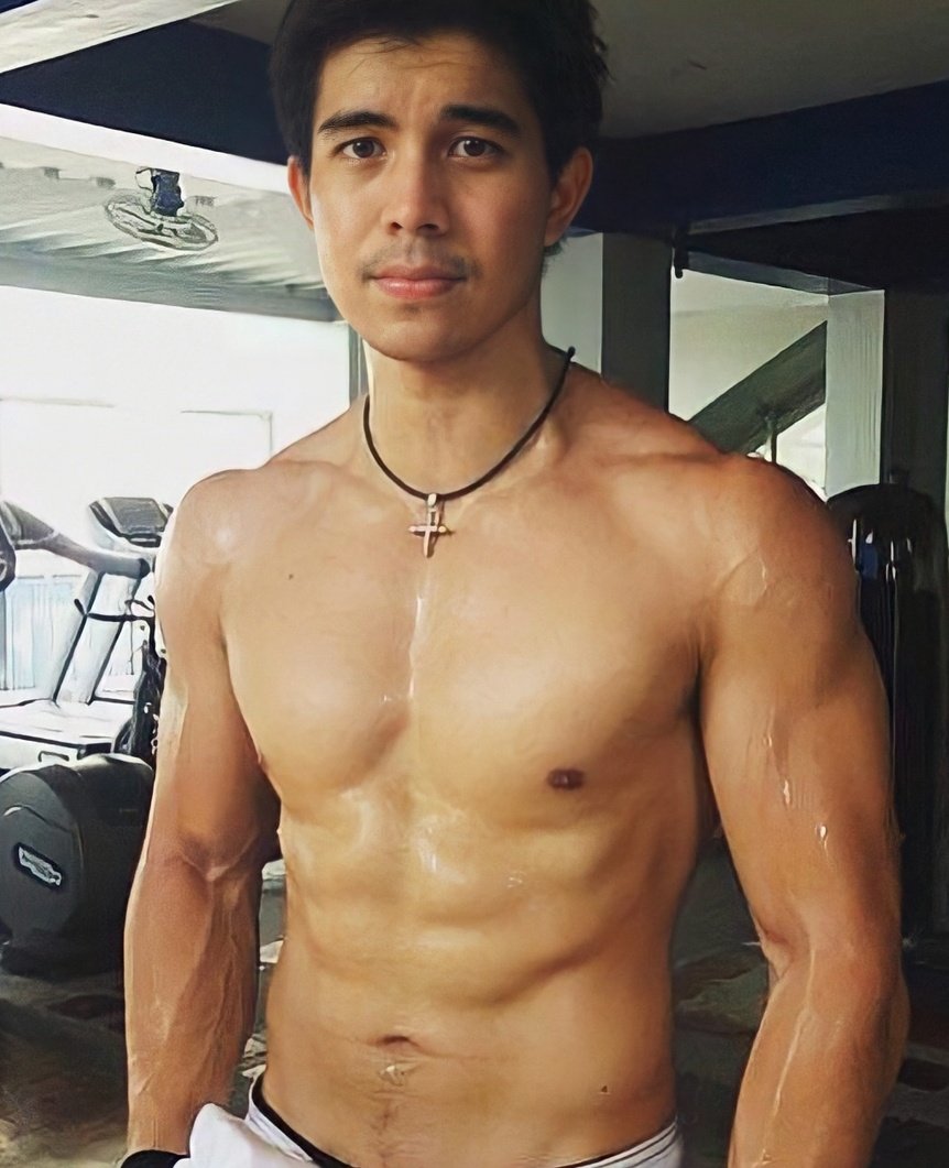 Basang basa sa pawis ang arms at abs ni Rodjun. 💦💦💦