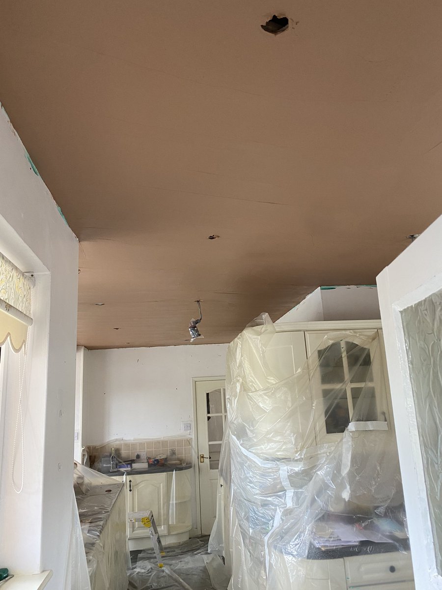 Sam91Fran's tweet photo. Glad that fucker is on awkward is an understatement. Now time to wait and make it look pretty #plastering #reskim https://t.co/2C9vZeejKb