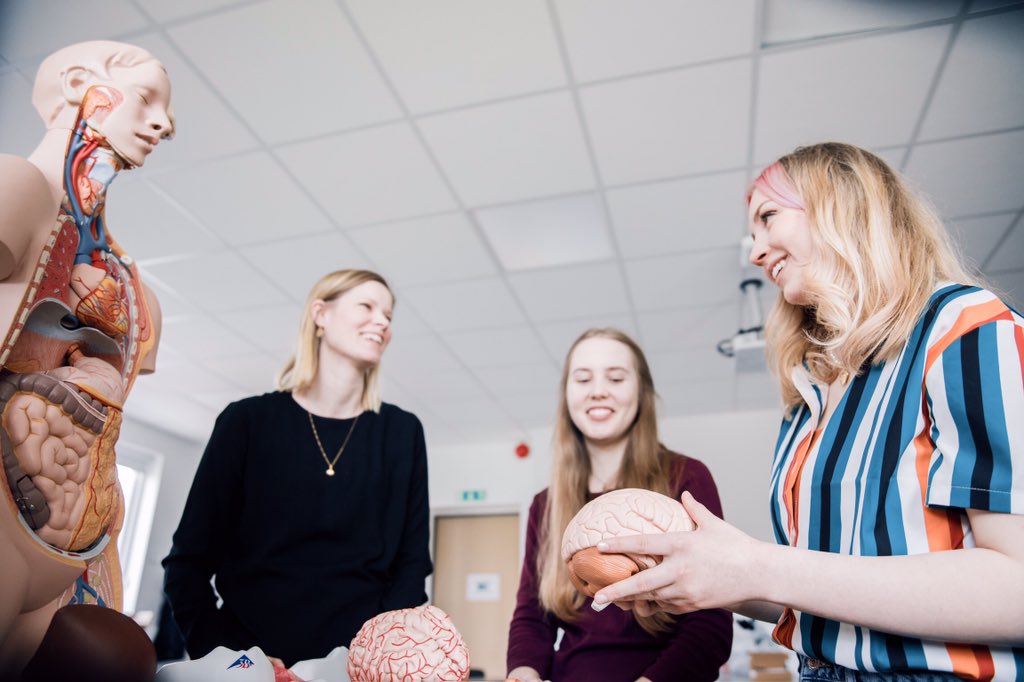 Franklins gymnasium i Mölndal blir Sveriges första certifierade partnerskola till Unga Forskare. Det innebär att de ligger i absolut framkant med att satsa på vetenskap och forskning i sina utbildningar.    ungaforskare.se/2021/10/05/fra…