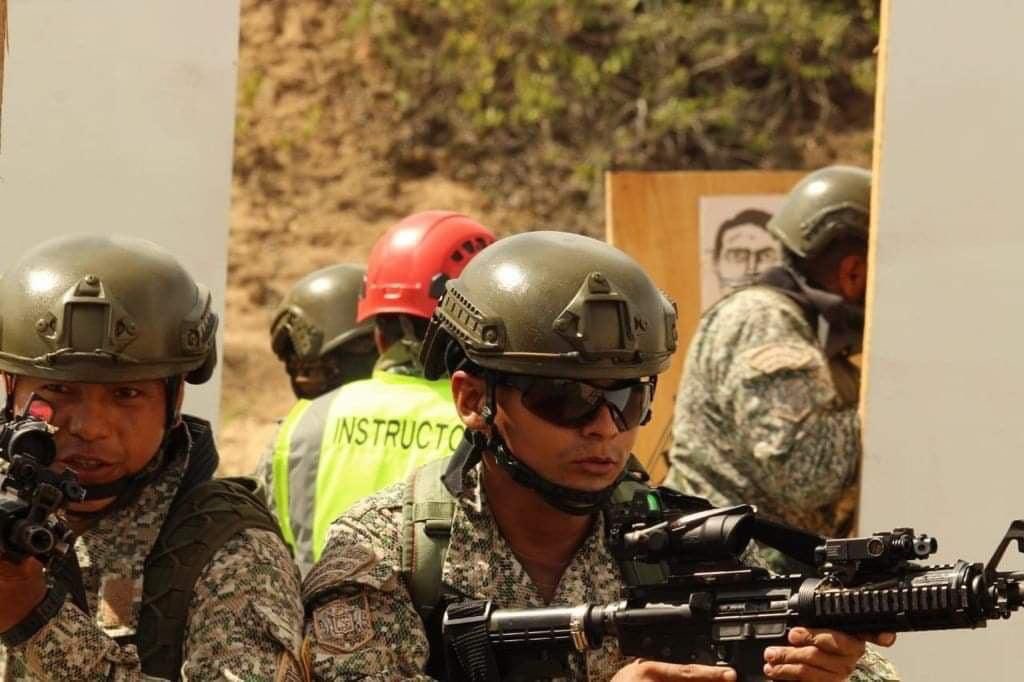 FuerzasMilCol's tweet photo. #ElDato| El Grupo de Comandos Navales del Sur de @fns_ArmadaCol participa de los entrenamientos en el ejercicio UNITAS-LXII “Fase Amazonia”, basados en maniobras navales de ocho estaciones rotativas, entre ellas, progresión de tiro, supervivencia en selva, patrullajes y trampas https://t.co/aDdPoJ9dst