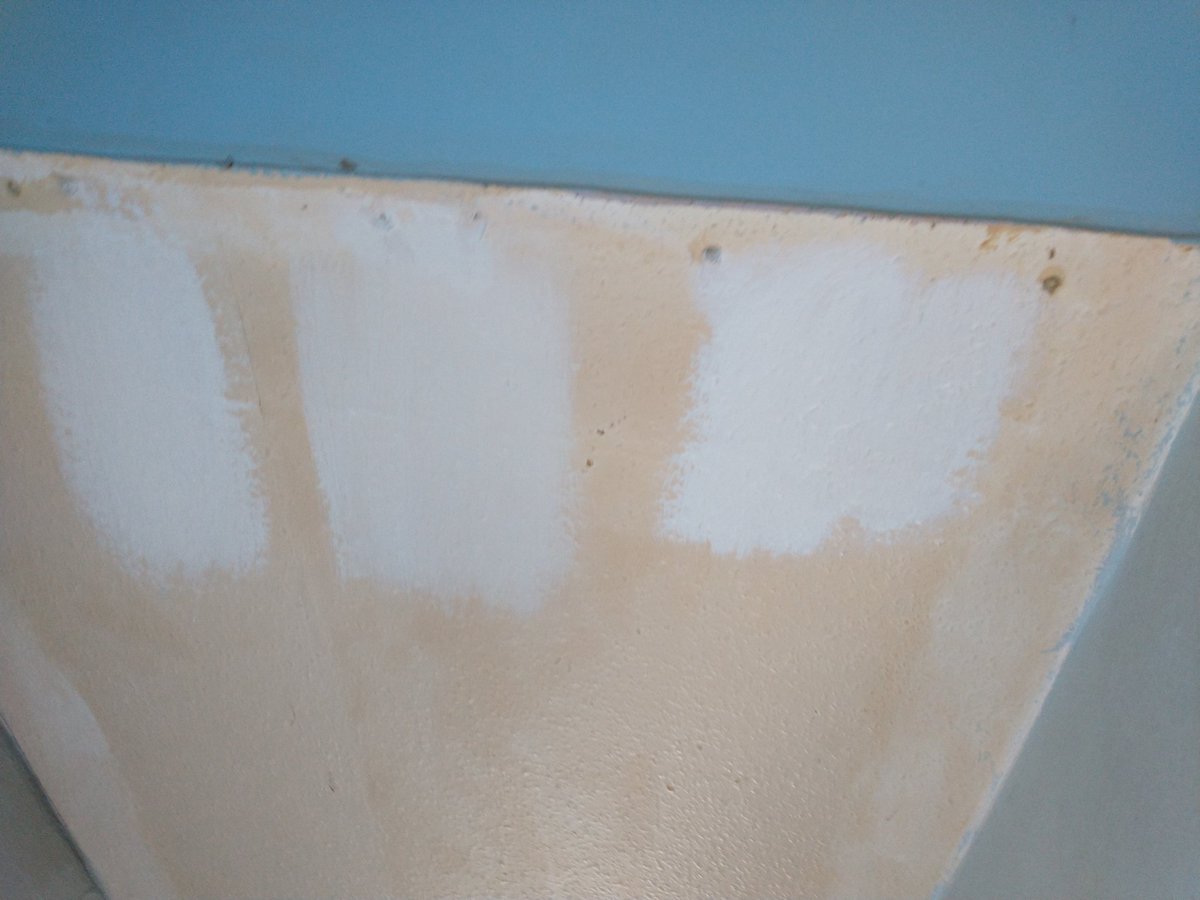 wdrpaint's tweet photo. Little test on *heavily* nicotine stained ceilings. Like to use same systems throughout so I thought I would give #akrostop a whirl. Smells alot less than blockade and result : (middle patch) pretty good. Matt finish makes it duller but def an option under AR2 ๐๐๐ https://t.co/dv7Dw8Savz