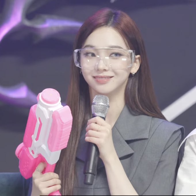 karinaisaGOD's tweet photo. 고글 카리나 감동 심하다.. 🥽 https://t.co/Hxio24vfoh