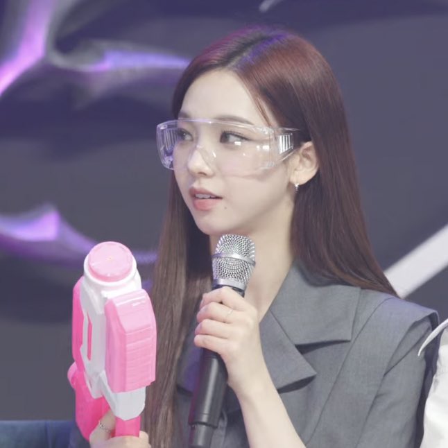 karinaisaGOD's tweet photo. 고글 카리나 감동 심하다.. 🥽 https://t.co/Hxio24vfoh