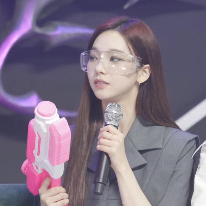 karinaisaGOD's tweet photo. 고글 카리나 감동 심하다.. 🥽 https://t.co/Hxio24vfoh