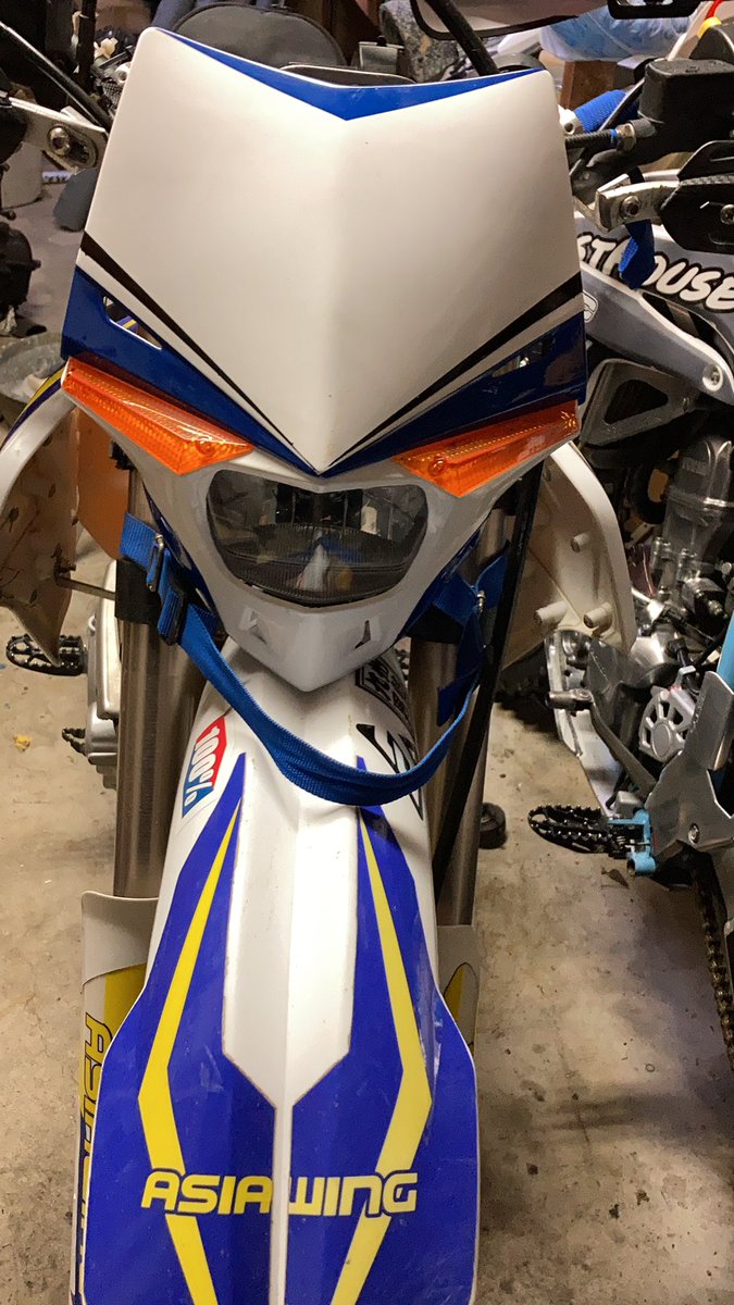 Norihis88019402's tweet photo. ライトが暗いから違う物に替えて色々なんかも塗ってみた。
ノーマル純正の方が少し明るい、ガックリ😭
#asiawing https://t.co/FumootDUyN