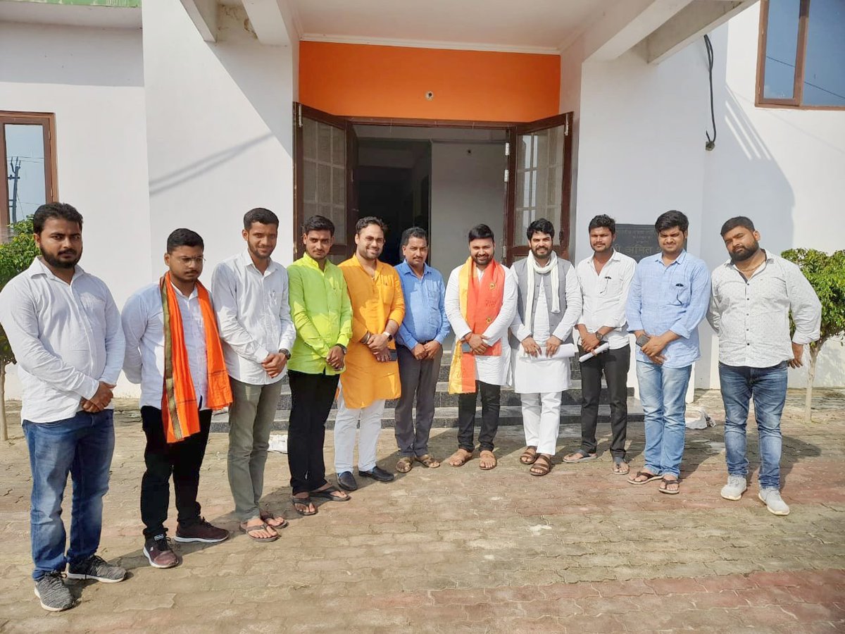 Abhishek__up52's tweet photo. आज बलिया प्रवास पर युवा मोर्चा के ऊर्जावान जिलाध्यक्ष @ashvaniofficial जी के नेतृत्व में युवाओं ने स्वागत किया। https://t.co/6wfWiPXJeh