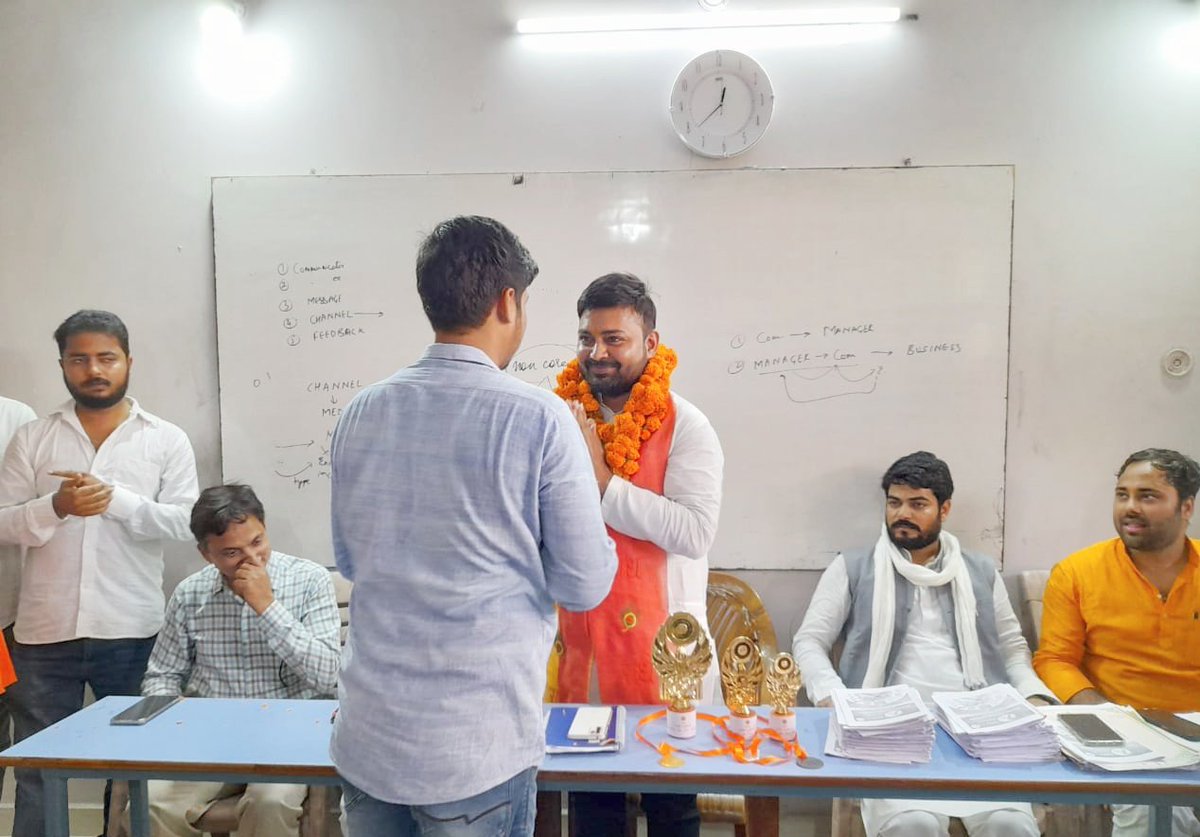 Abhishek__up52's tweet photo. आज बलिया प्रवास पर युवा मोर्चा के ऊर्जावान जिलाध्यक्ष @ashvaniofficial जी के नेतृत्व में युवाओं ने स्वागत किया। https://t.co/6wfWiPXJeh