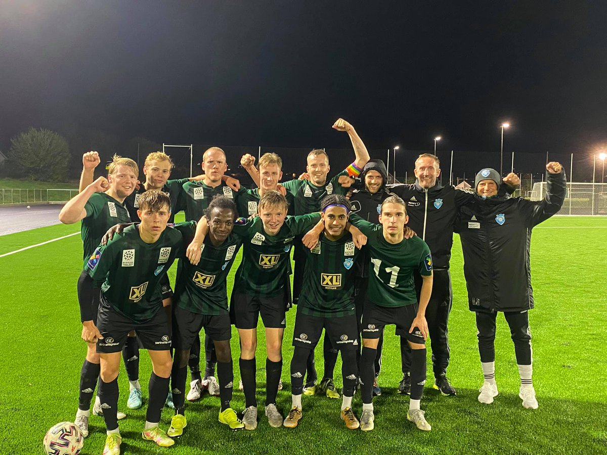 Satisfunk's tweet photo. Det skulle bare ta 31 år som aktiv fotballspiller å få oppleve et opprykk! Forhåpentligvis venter et til om noen få uker! Veldig fin, ung gjeng, som har hatt fokus på utvikling i spill. Gårsdagens høydepunkt er Benny sitt langskudd som han LIMER i krysset fra 30 meter! #hyll https://t.co/TqUefPWMq1