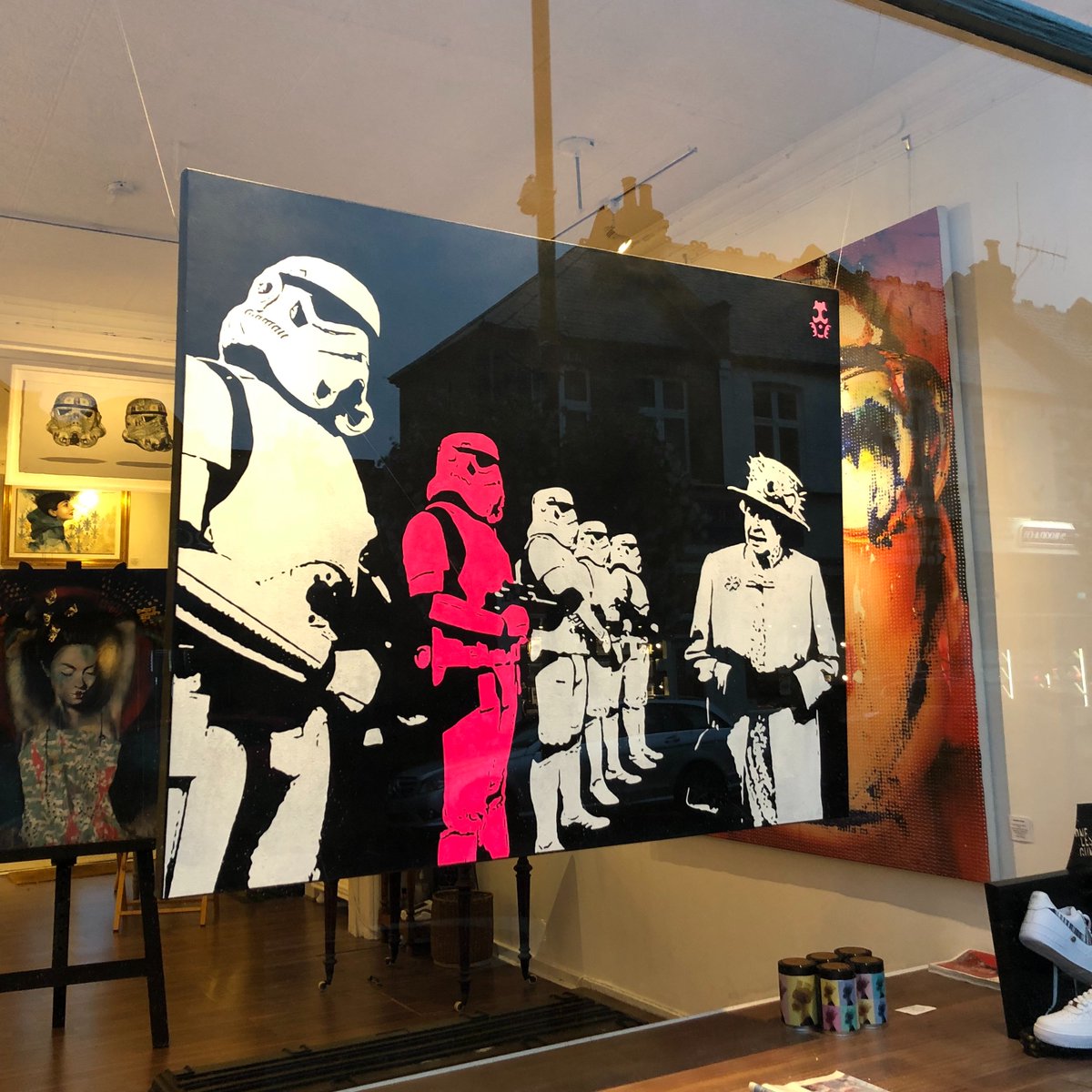 adlibgallery's tweet photo. Our gallery window in @wimbledonvillage 🔥

The Empire Strikes Back
Spray paint &amp; acrylic on canvas
121 x 152 cm

#adlibgallery #wimbledon #wimbledonvillage
#contemporaryart #trusticon #artbelow @ArtBelow @ben #starwars #stormtrooper #queen
#empirestrikesback https://t.co/7k21VSAXqH