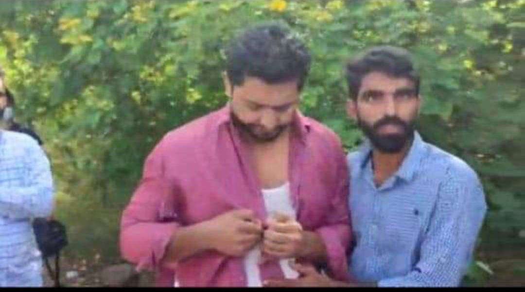 PAMIOfficial1's tweet photo. پاکستان میڈیکل کمیشن کی ہٹ دھرمی اور من مانیوں نے ڈاکٹرز کو ہسپتال سے سڑکوں پر لا کھڑا کیا۔ وباء کے خاتمے کی جنگ میں فرنٹ لائن وارئیر بننے والے ڈاکٹرز پر تشدد نامنظور۔
#PMC #MdcatStudentsAtDChowk #PAMIRejectsPMC https://t.co/5vIEmcwDrl