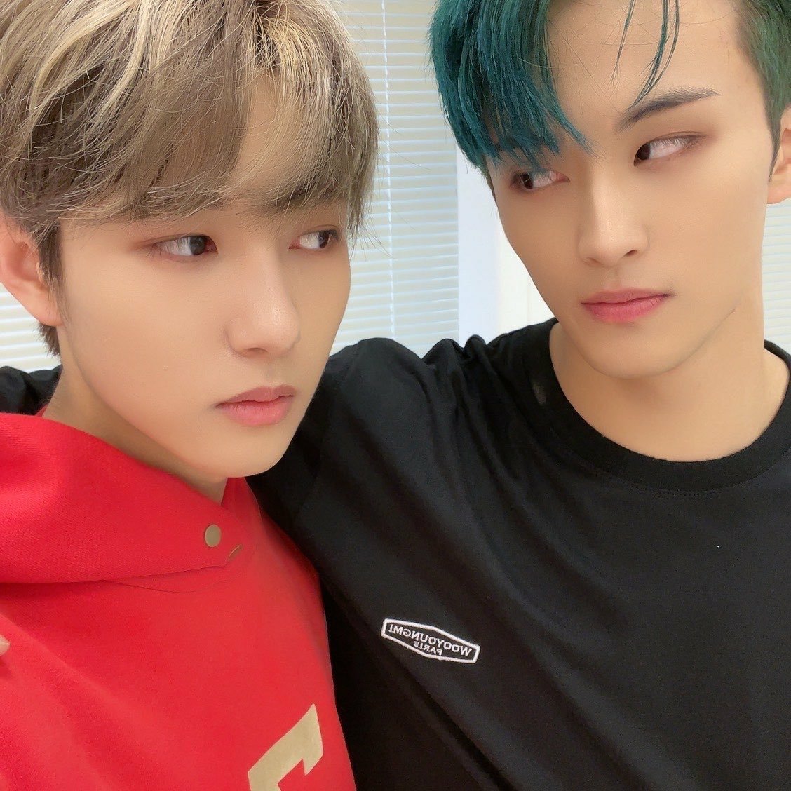 NCTBrazil_'s tweet photo. [🔍] Mais um episódio do Renjun roubando as roupas do Yangyang 🧐 https://t.co/yx42xPk50C