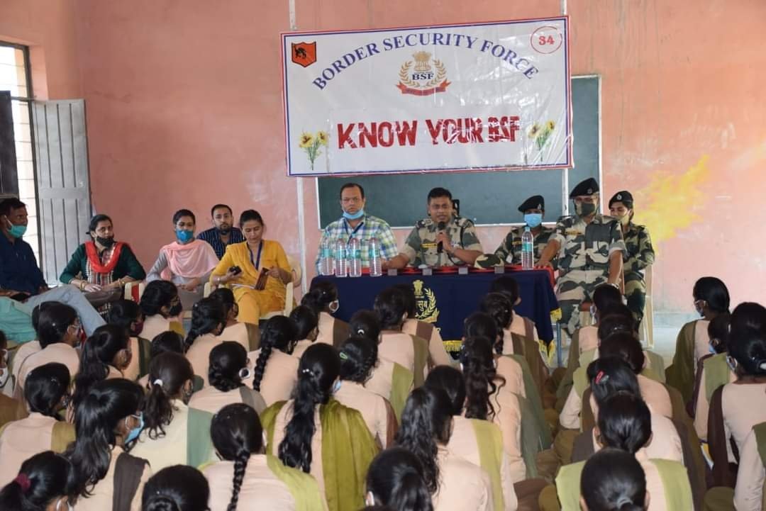 BWWA_India's tweet photo. 34 BN BSF under the aegis of @BSF_Rajasthan conducted a programme named "KNOW YOUR BSF " and motivate the enthusiastic #young #girls  of Rajkiya Uchch Madhyamik Vidhalaya to join BSF.

#KnowYourBSF

#motivation https://t.co/5is9htJXTz