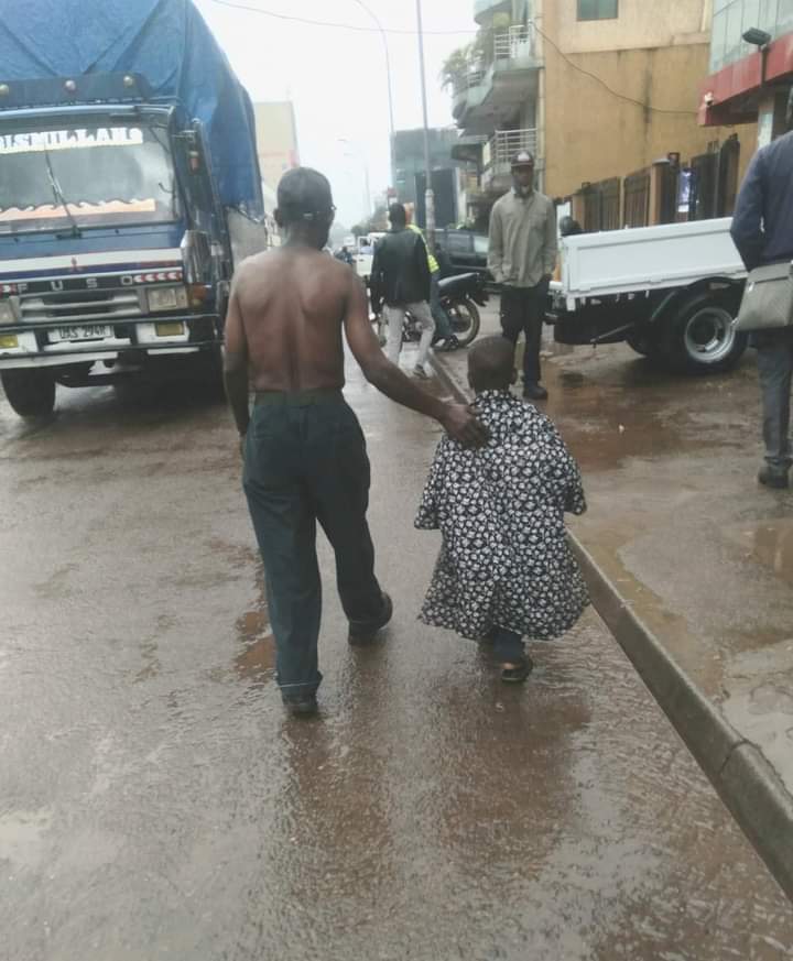 Sudhirntv's tweet photo. Join me in celebrating this father who removed his shirt to keep the young boy warm as the two strolled in town in the rain. https://t.co/yIphAig1QI